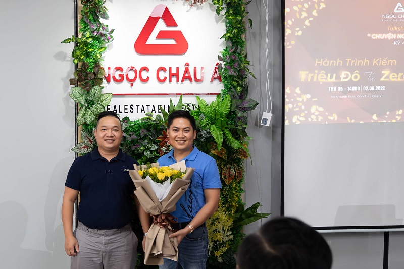CEO Nguyễn Lộc Hạnh - Ngọc Châu Á, tặng hoa cho CEO Nguyễn Duy Hưng