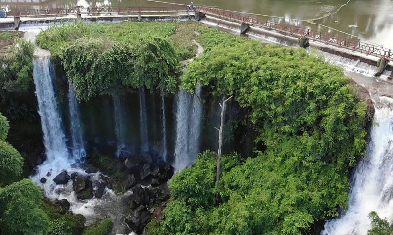 Thác Cầu Đôi có dòng nước chạy dọc theo núi tạo thành hình chữ "chi"