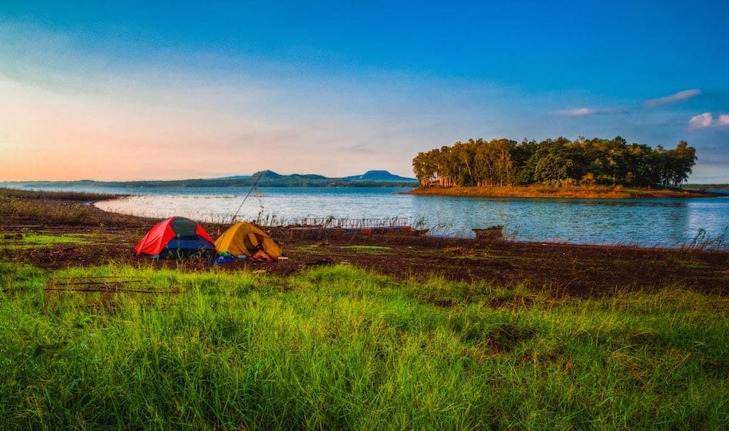 Lựa chọn địa điểm cắm trại gần nguồn nước để tiện cho việc sinh hoạt 