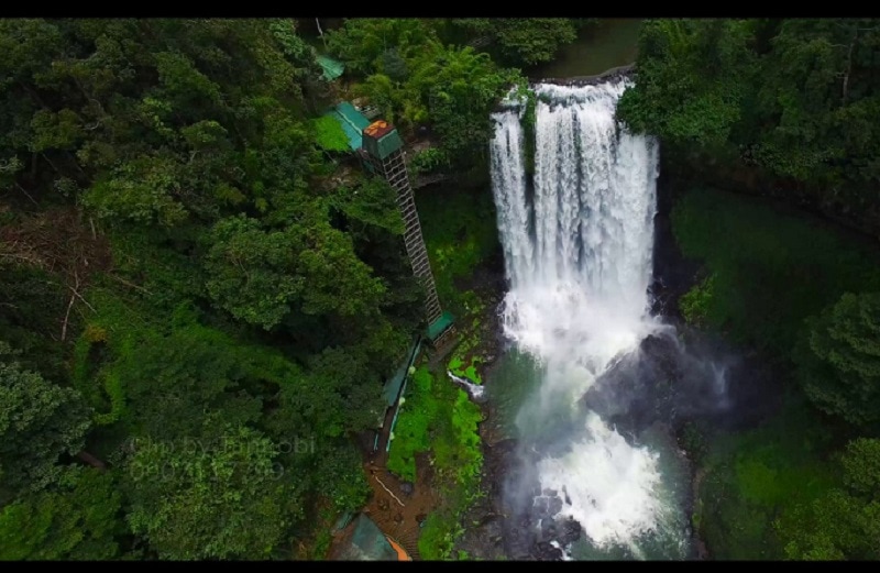  Thác Đambri một trong 14 con thác đẹp nhất thế giới luôn thu hút nhiều khách du lịch.